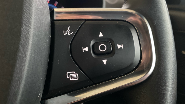 Volvo XC40 2.0 B4P Ultimate Dark 5dr Auto Petrol Estate